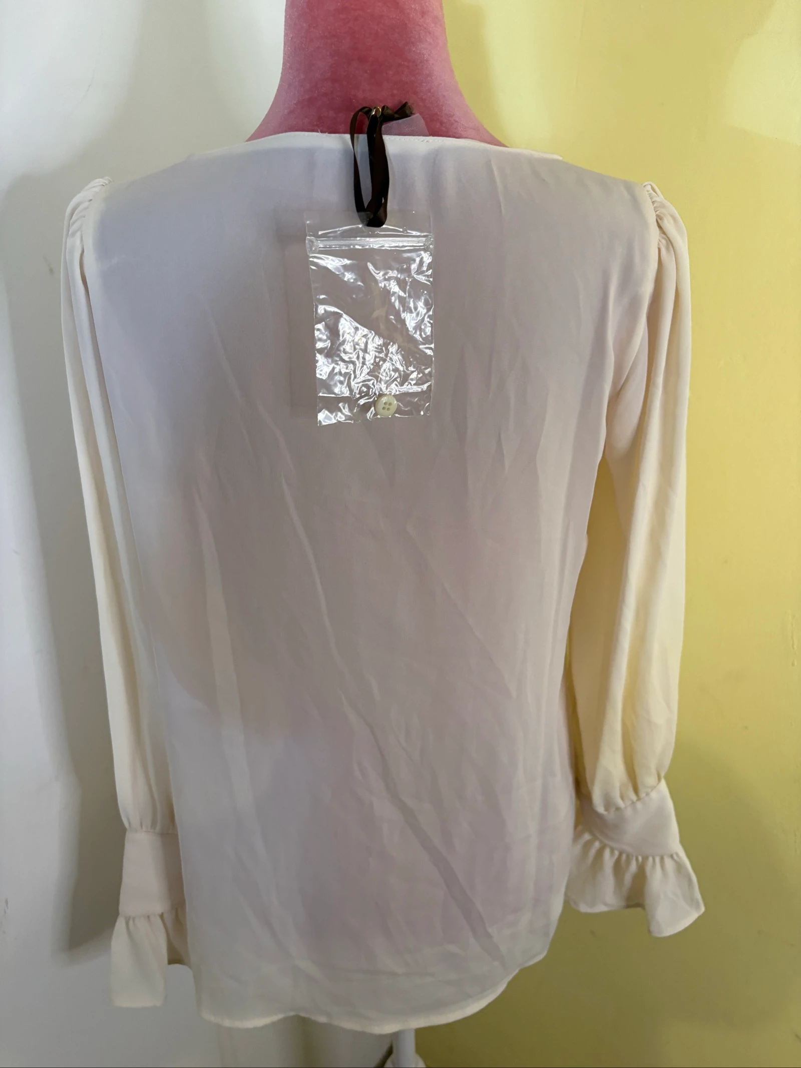 Blusa Crema Fluida con Manga Larga y Puño con Volado – photo 3